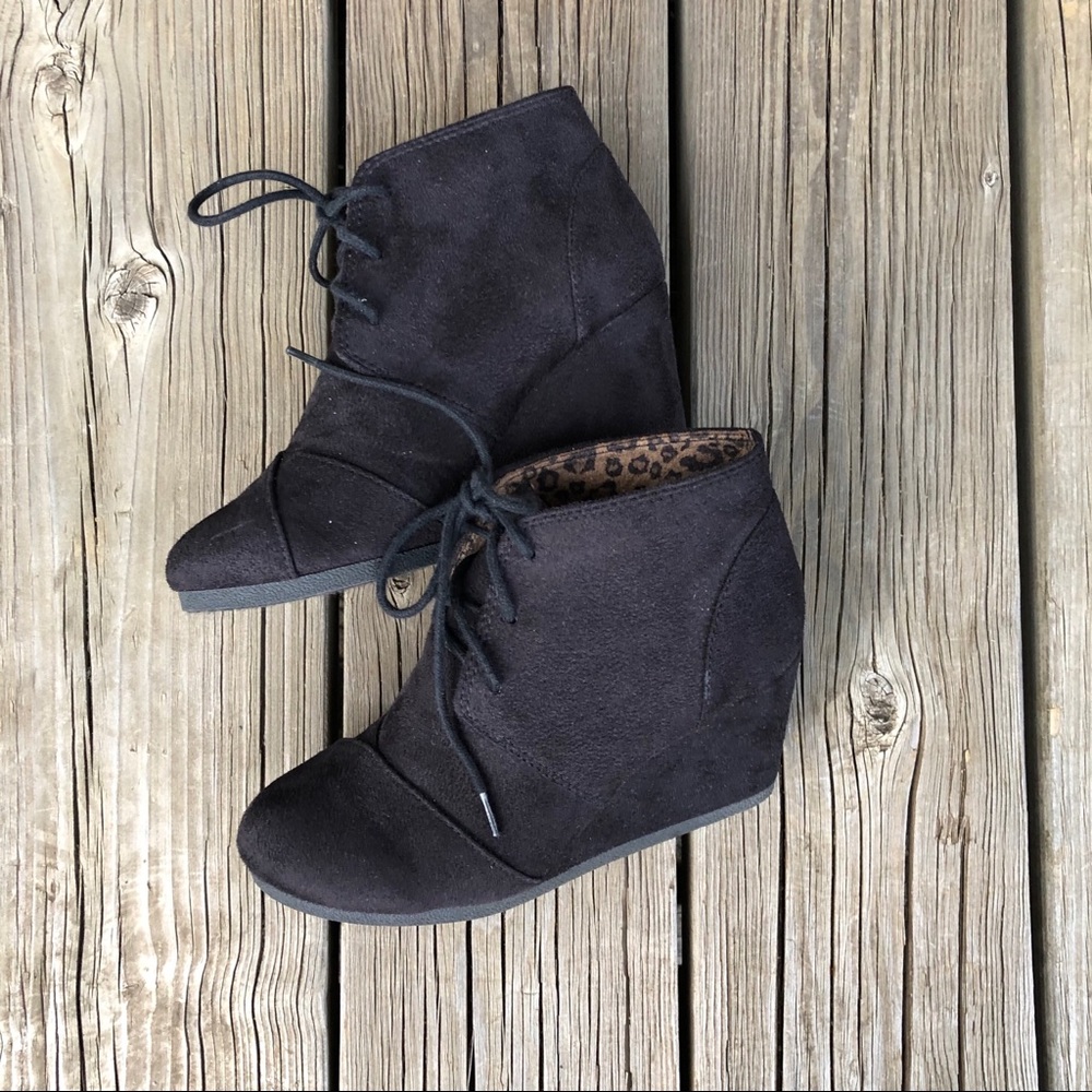 BLACK LACE UP WEDGES